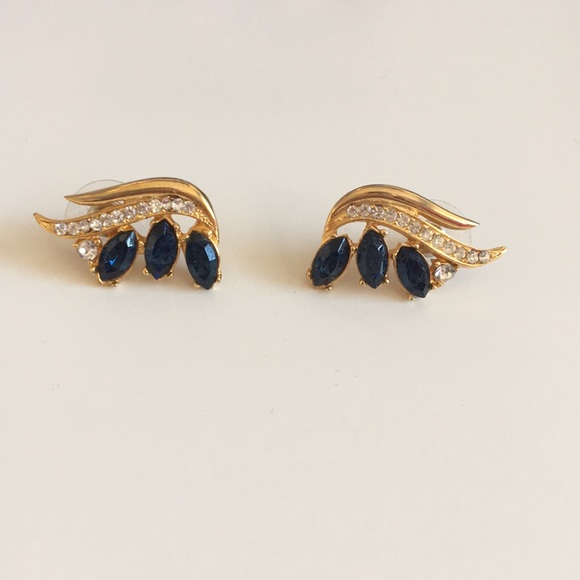 Jewelry - MUST GO! Beautiful gold costume earrings